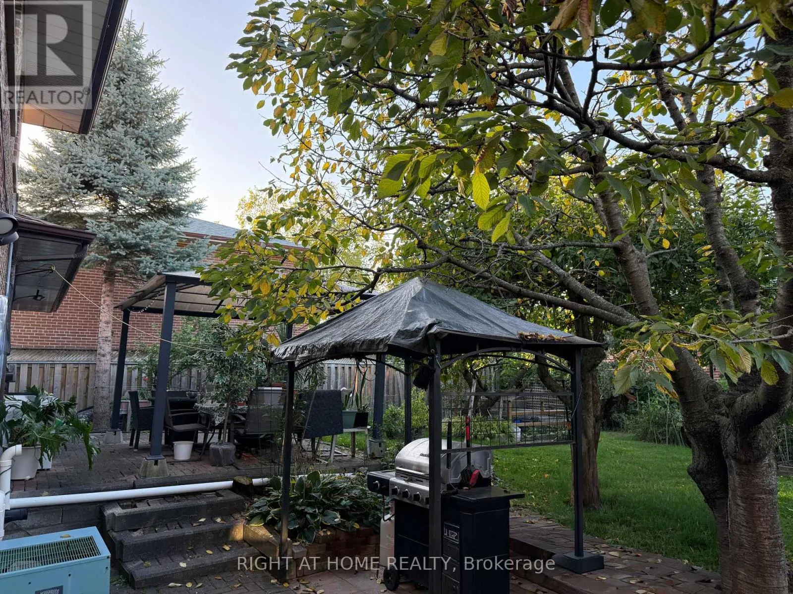 258 LA ROSE AVENUE