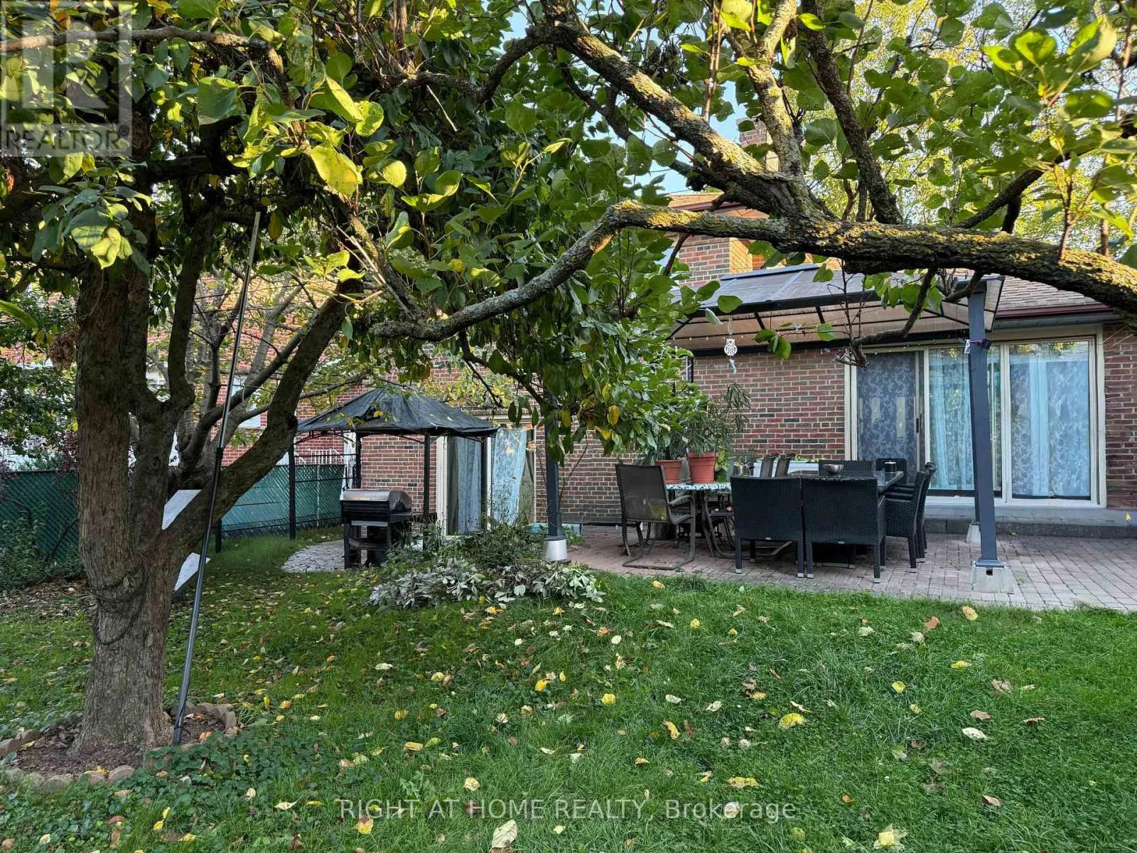 258 LA ROSE AVENUE