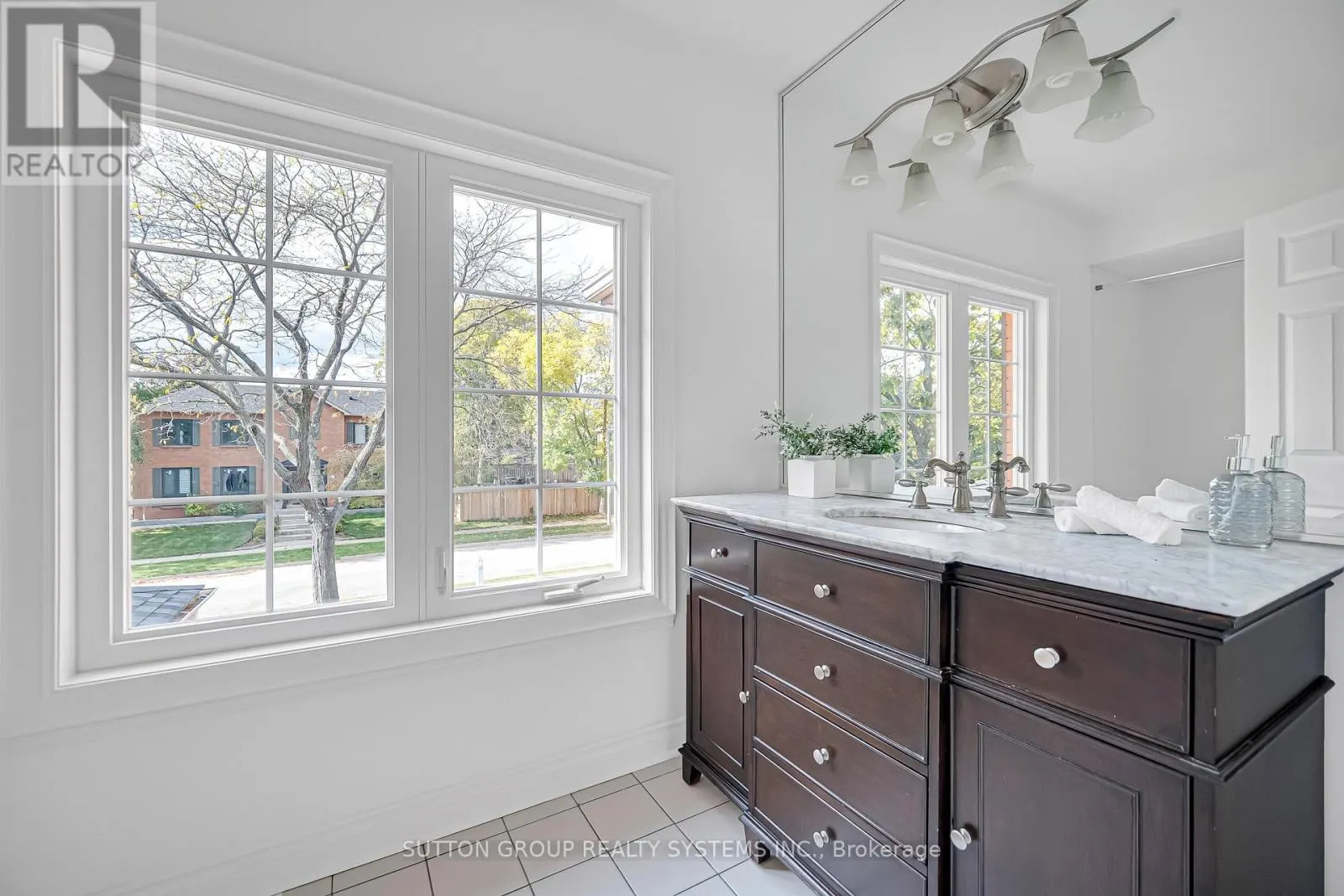1280 SPRINGWOOD CRESCENT