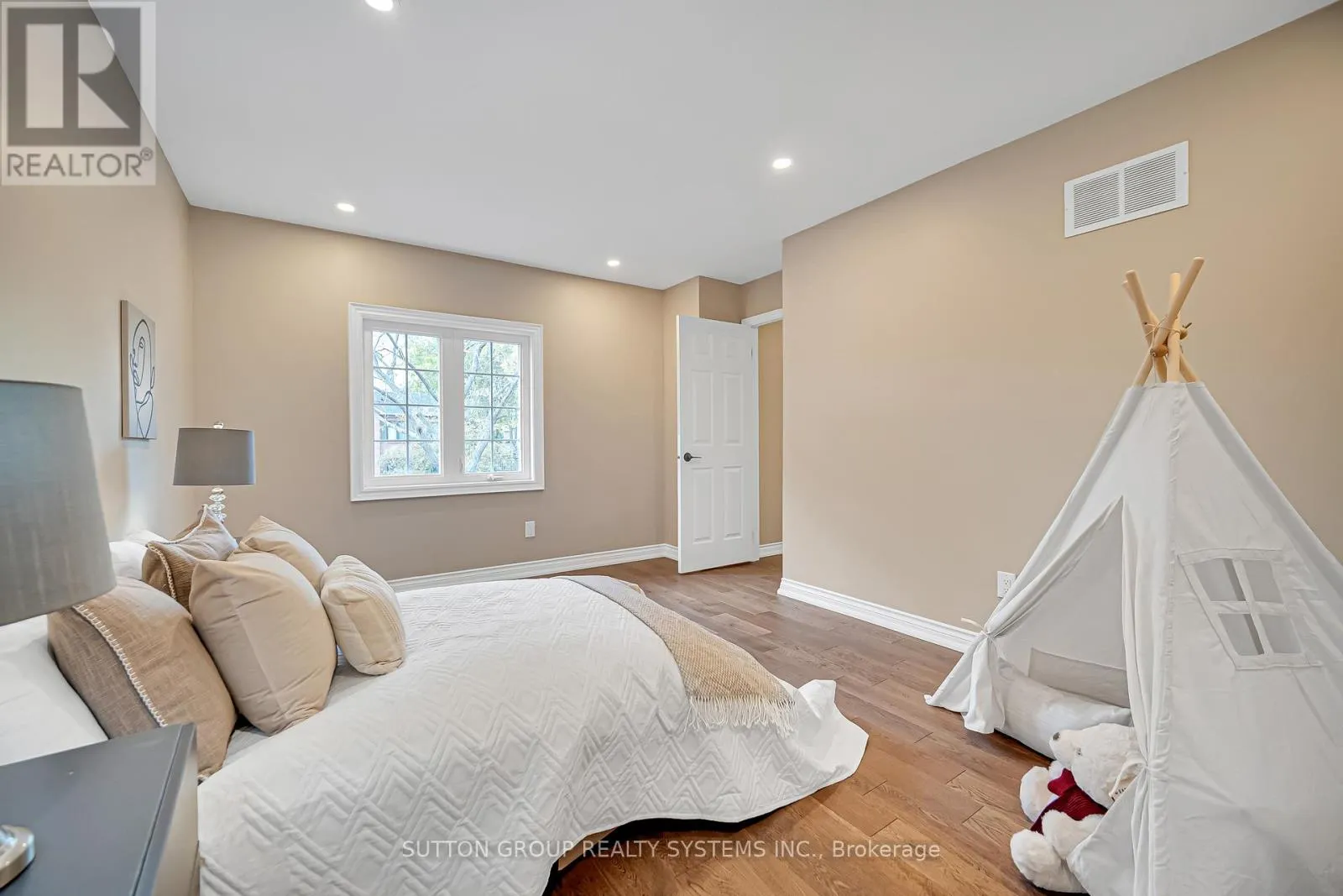 1280 SPRINGWOOD CRESCENT