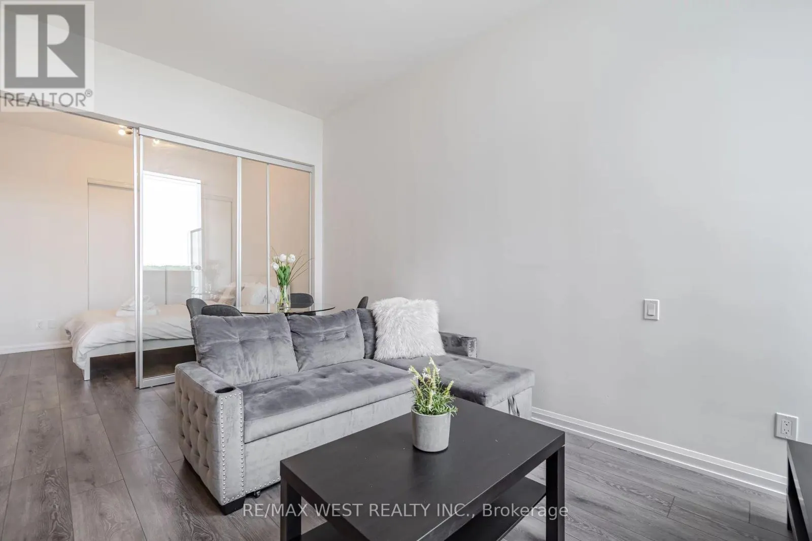 817 - 4208 DUNDAS STREET W