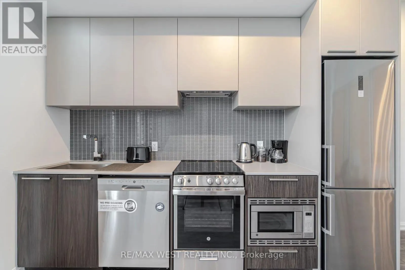 817 - 4208 DUNDAS STREET W