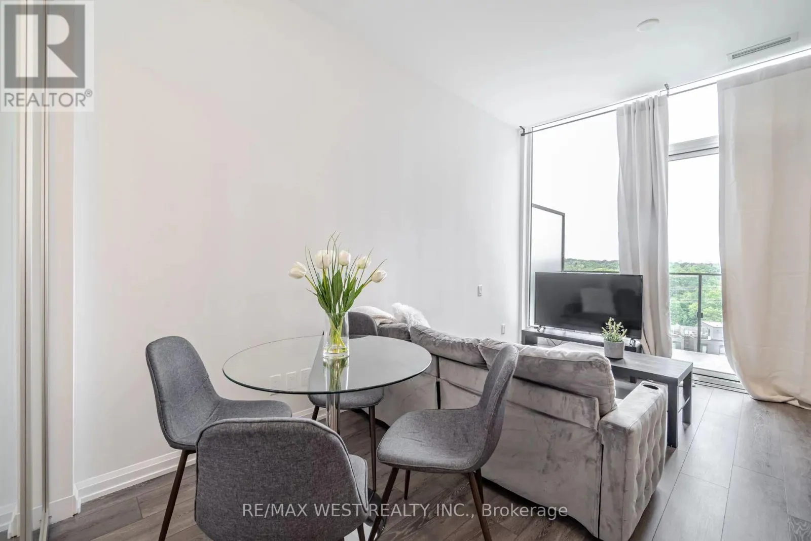 817 - 4208 DUNDAS STREET W
