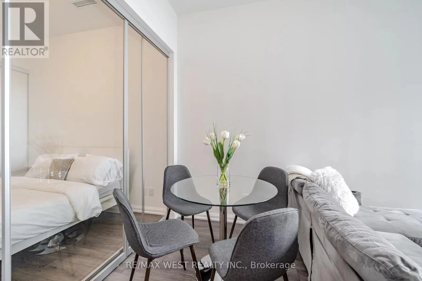 817 - 4208 DUNDAS STREET W