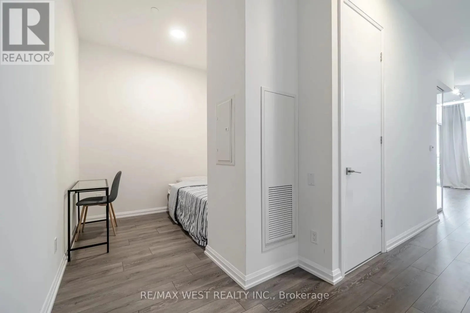 817 - 4208 DUNDAS STREET W