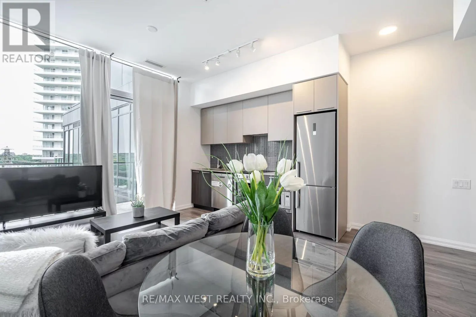 817 - 4208 DUNDAS STREET W