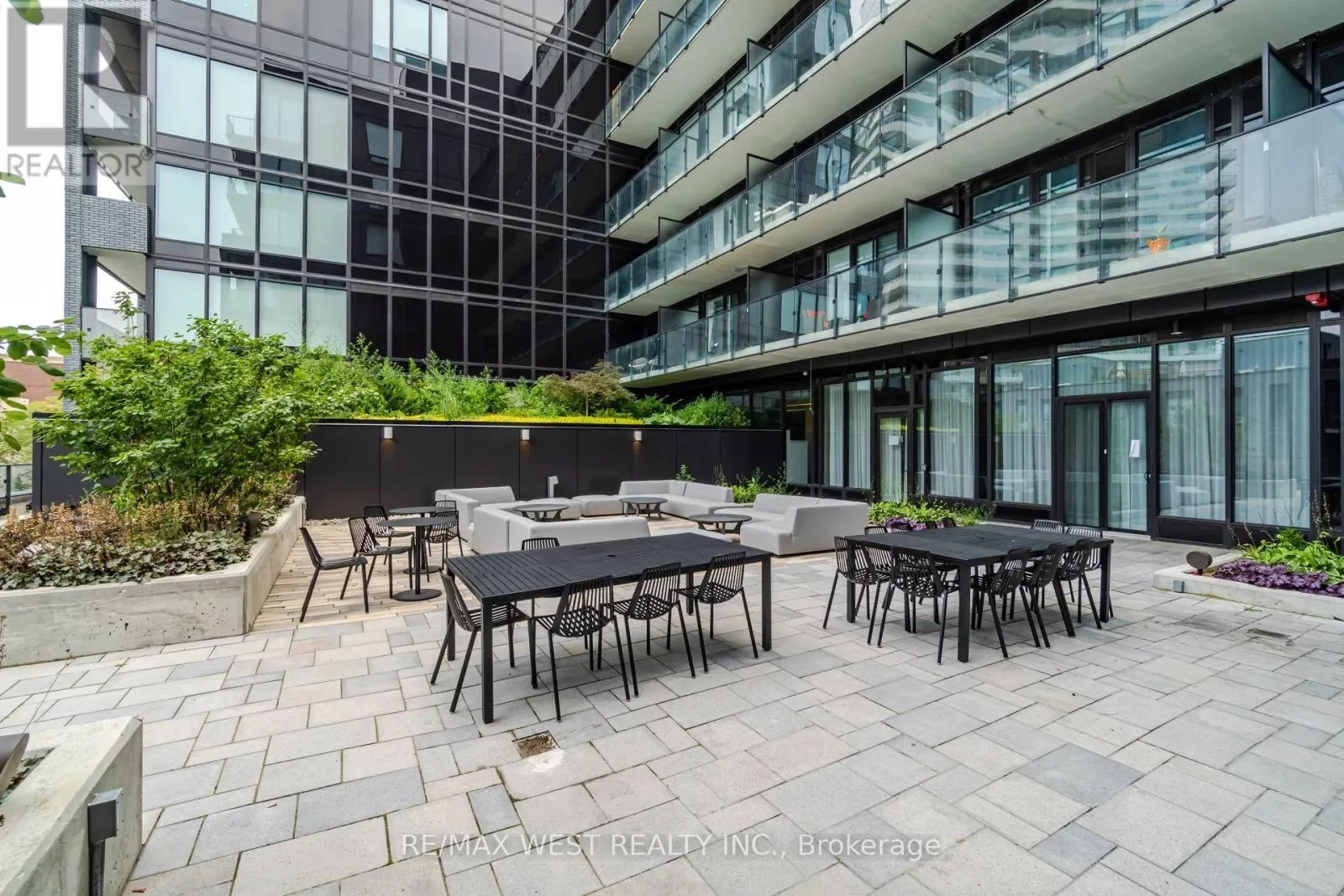 817 - 4208 DUNDAS STREET W