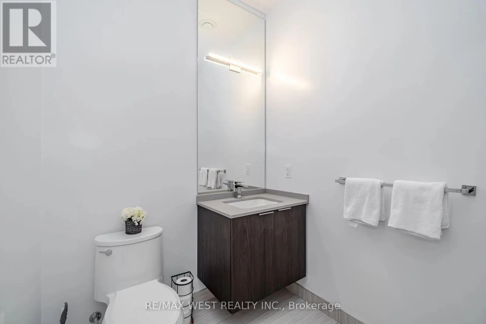 817 - 4208 DUNDAS STREET W