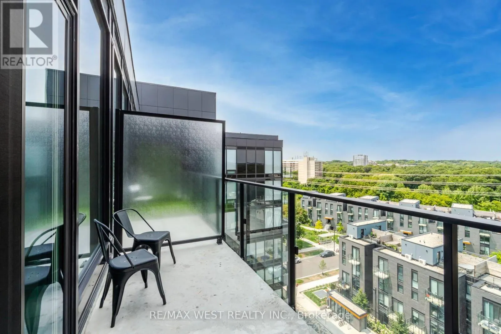 817 - 4208 DUNDAS STREET W