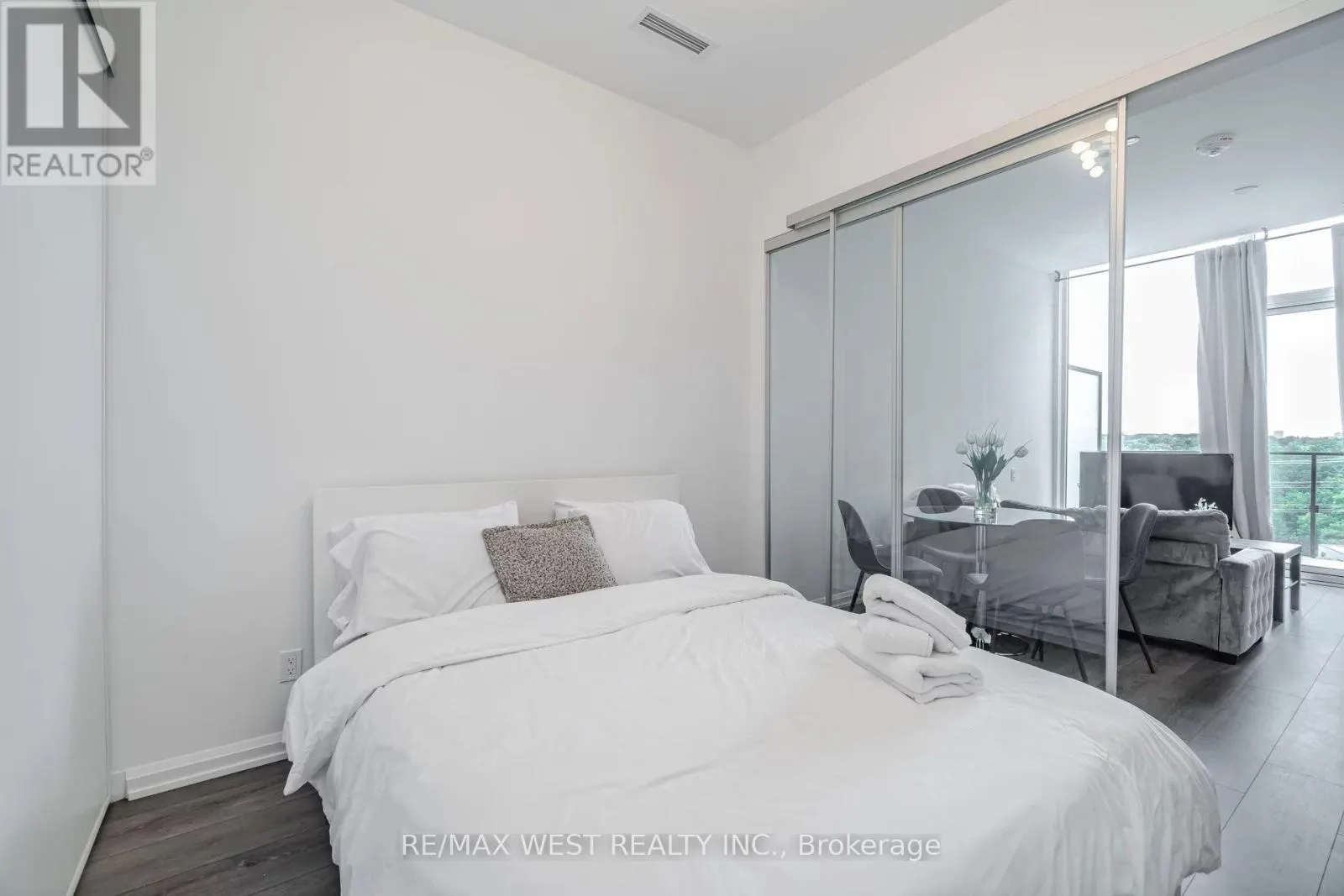 817 - 4208 DUNDAS STREET W