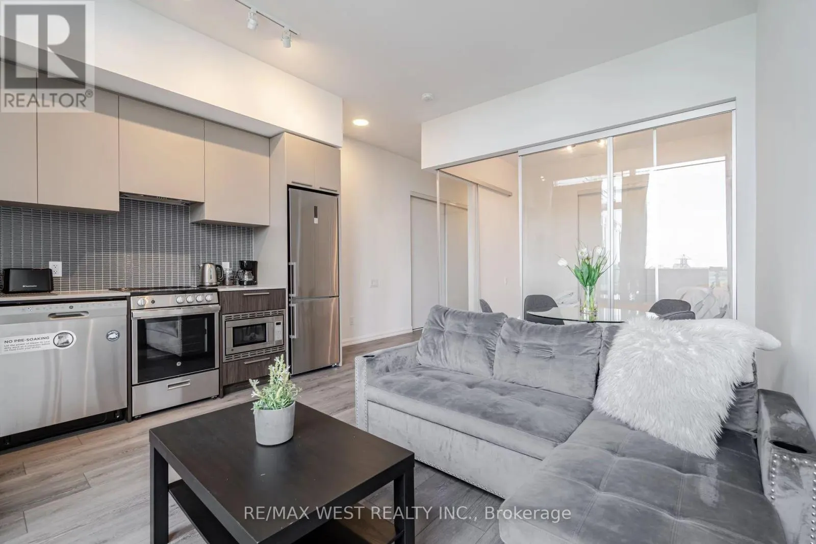 817 - 4208 DUNDAS STREET W