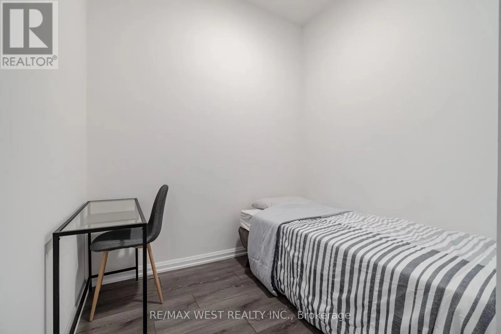 817 - 4208 DUNDAS STREET W