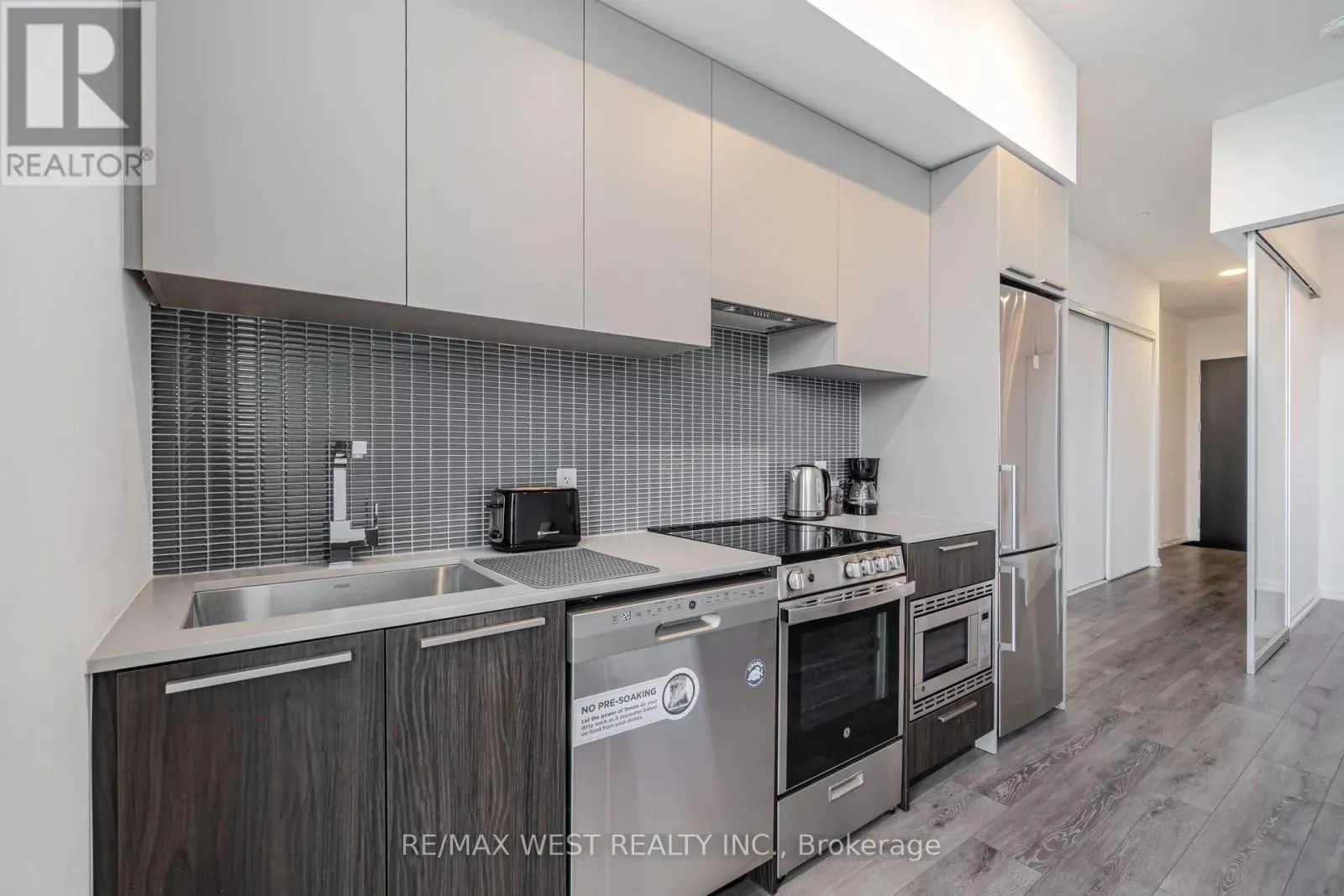 817 - 4208 DUNDAS STREET W