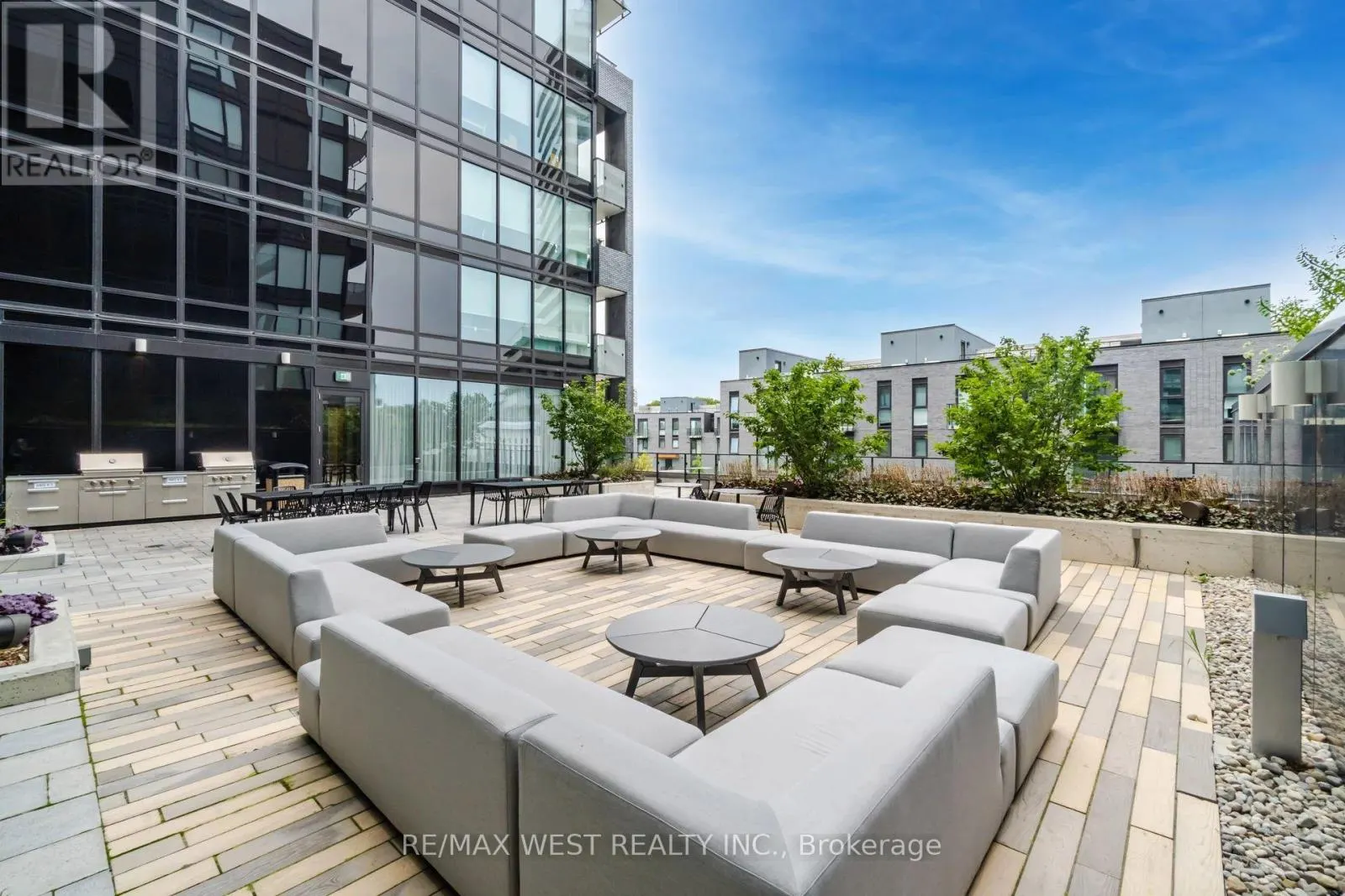 817 - 4208 DUNDAS STREET W