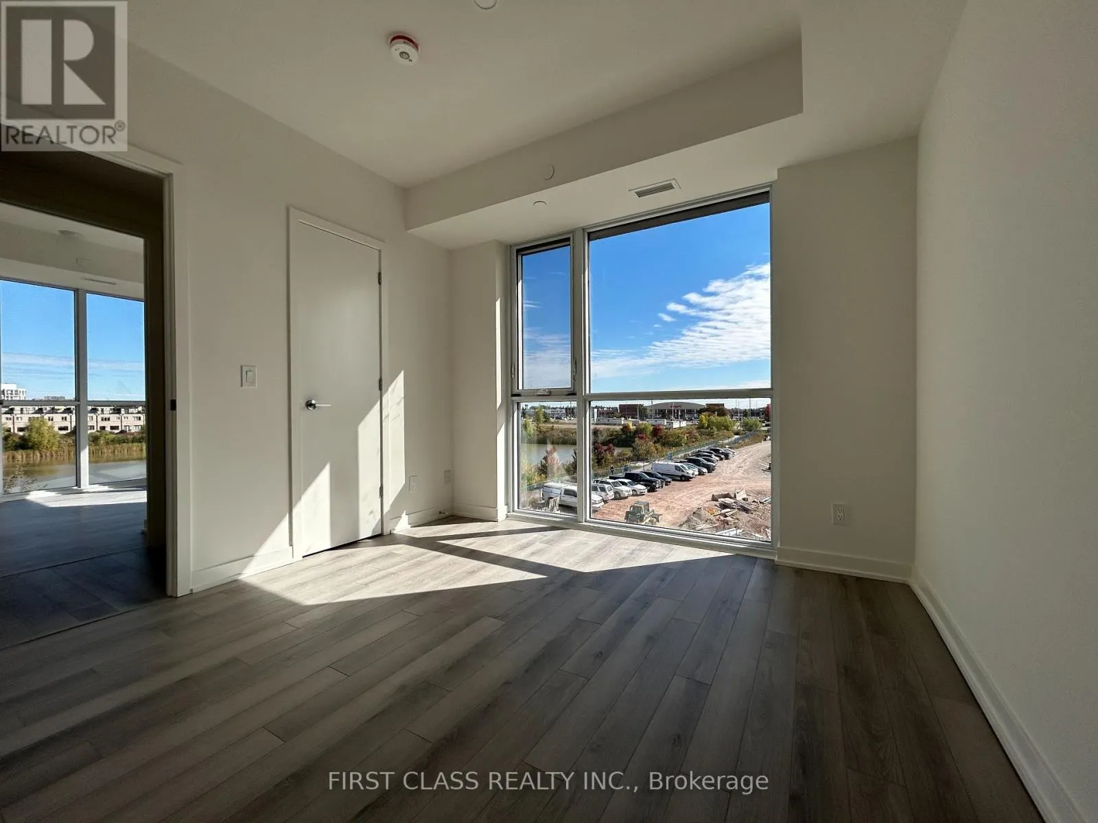 305 - 3071 TRAFALGAR ROAD