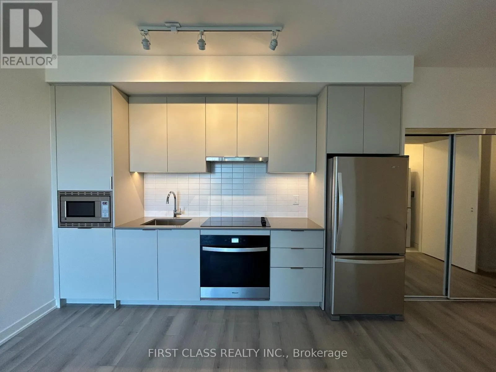 305 - 3071 TRAFALGAR ROAD