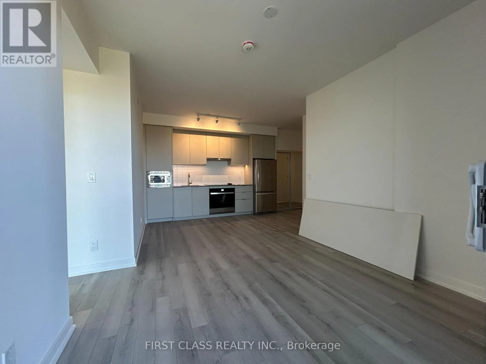 305 - 3071 TRAFALGAR ROAD