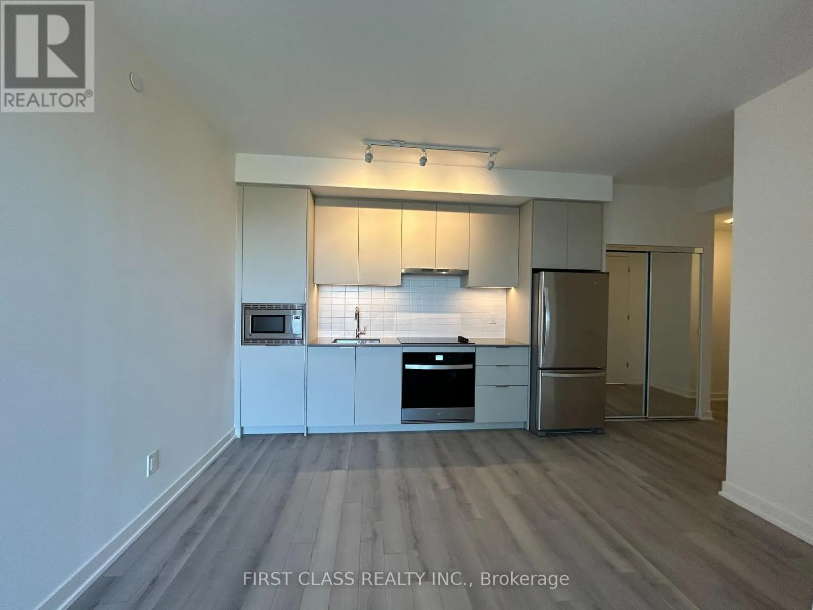 305 - 3071 TRAFALGAR ROAD