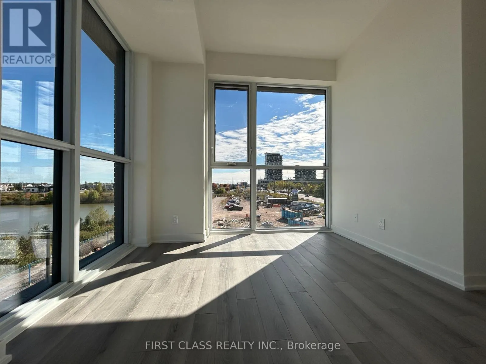 305 - 3071 TRAFALGAR ROAD