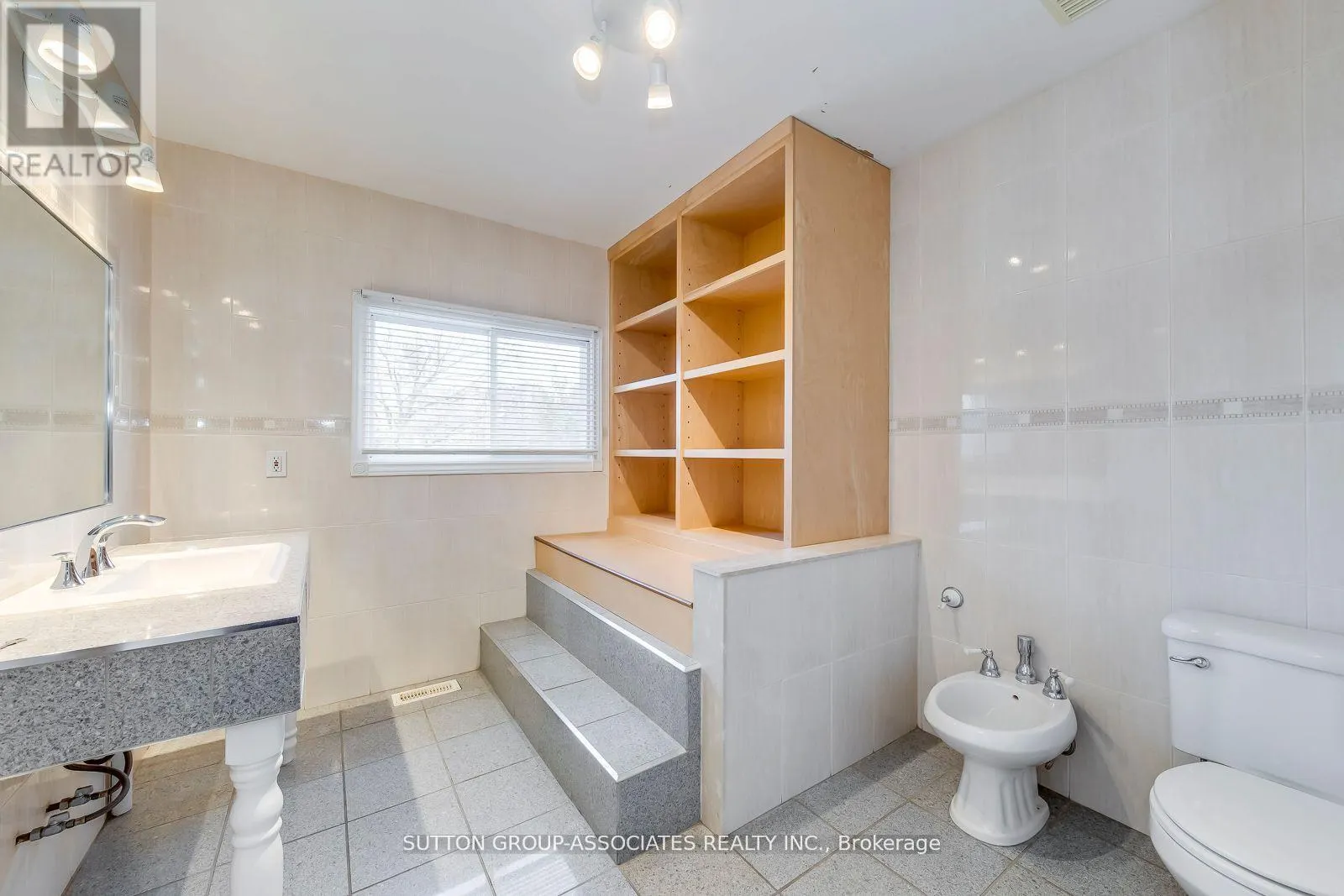 2ND FL. - 3564 EGLINTON AVENUE W