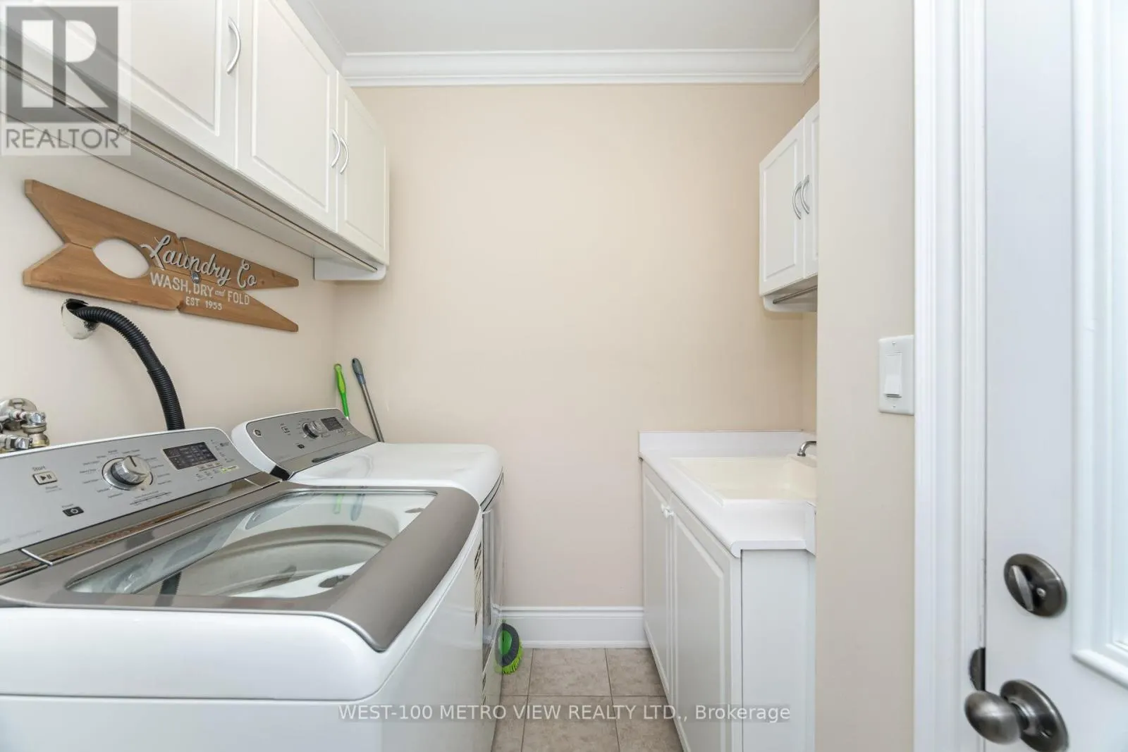 4 IVOR CRESCENT