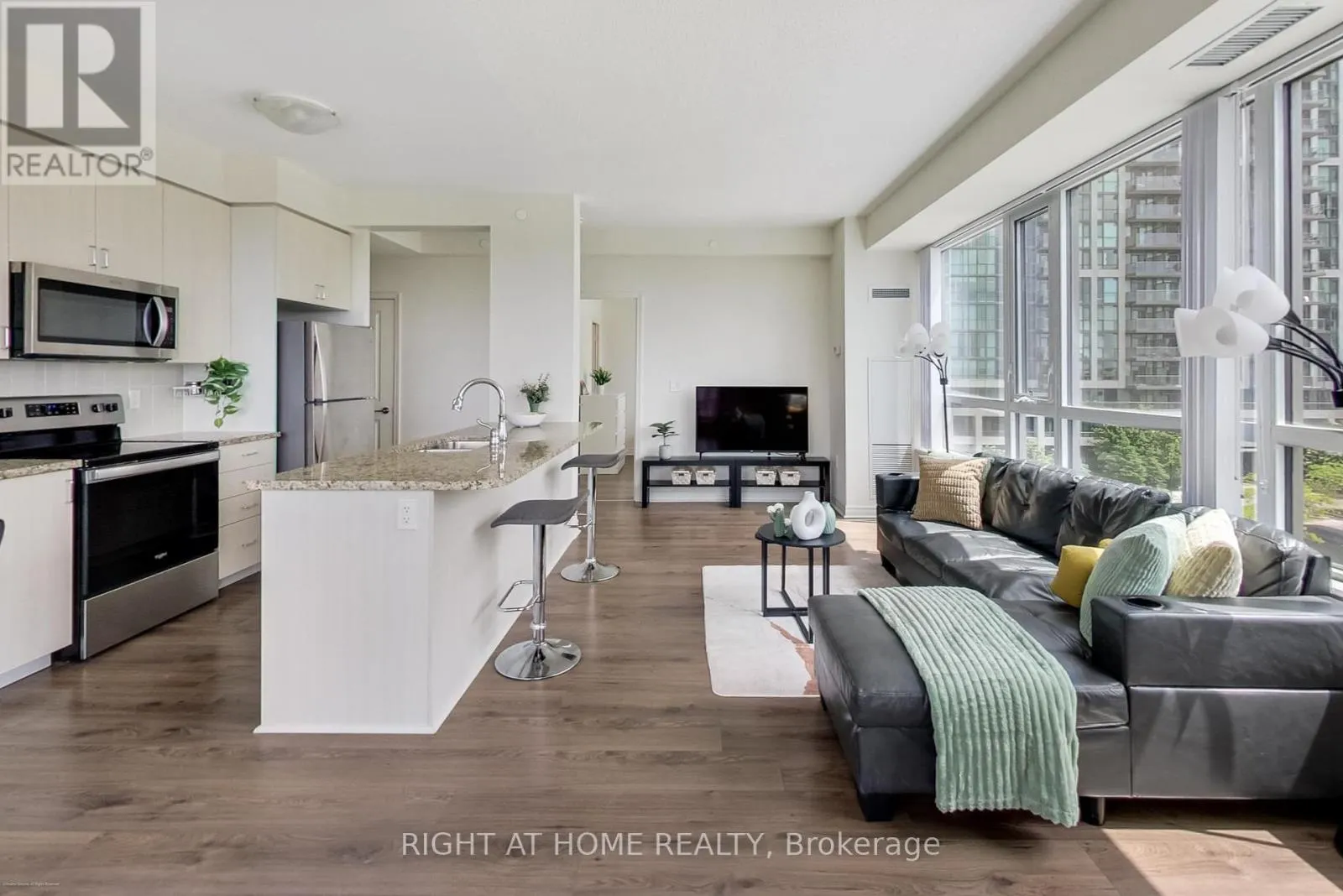 515 - 349 RATHBURN ROAD W