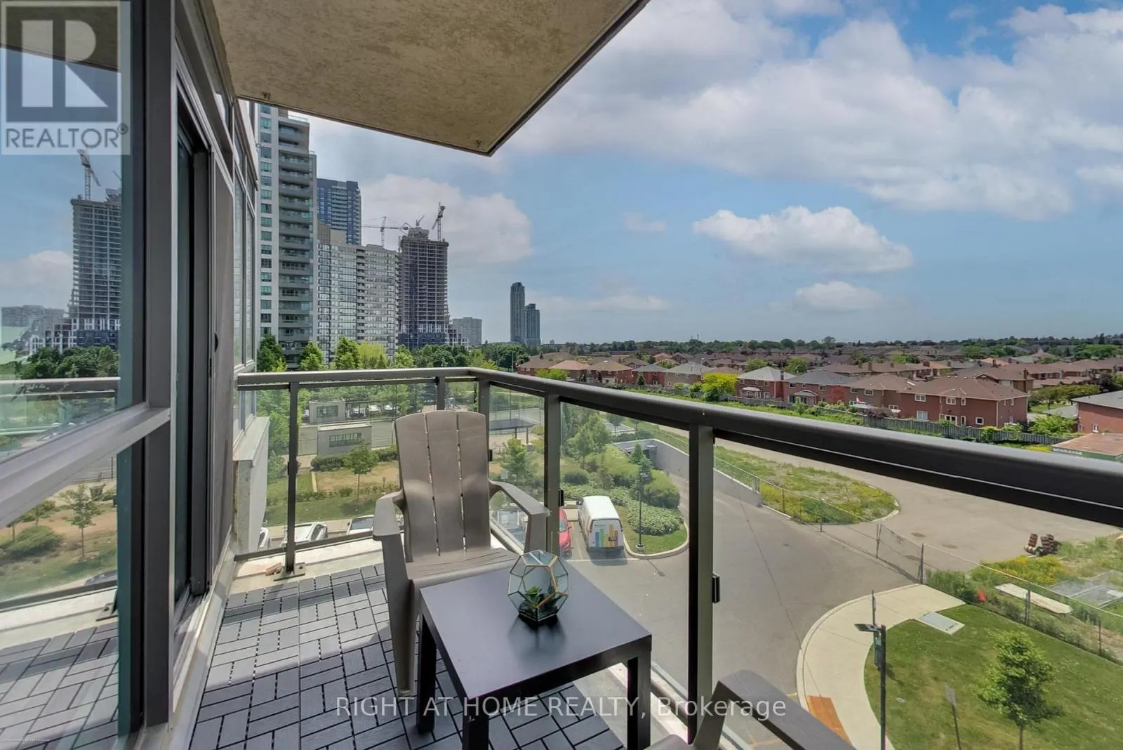 515 - 349 RATHBURN ROAD W