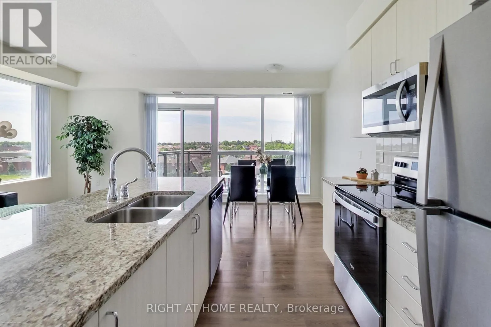 515 - 349 RATHBURN ROAD W