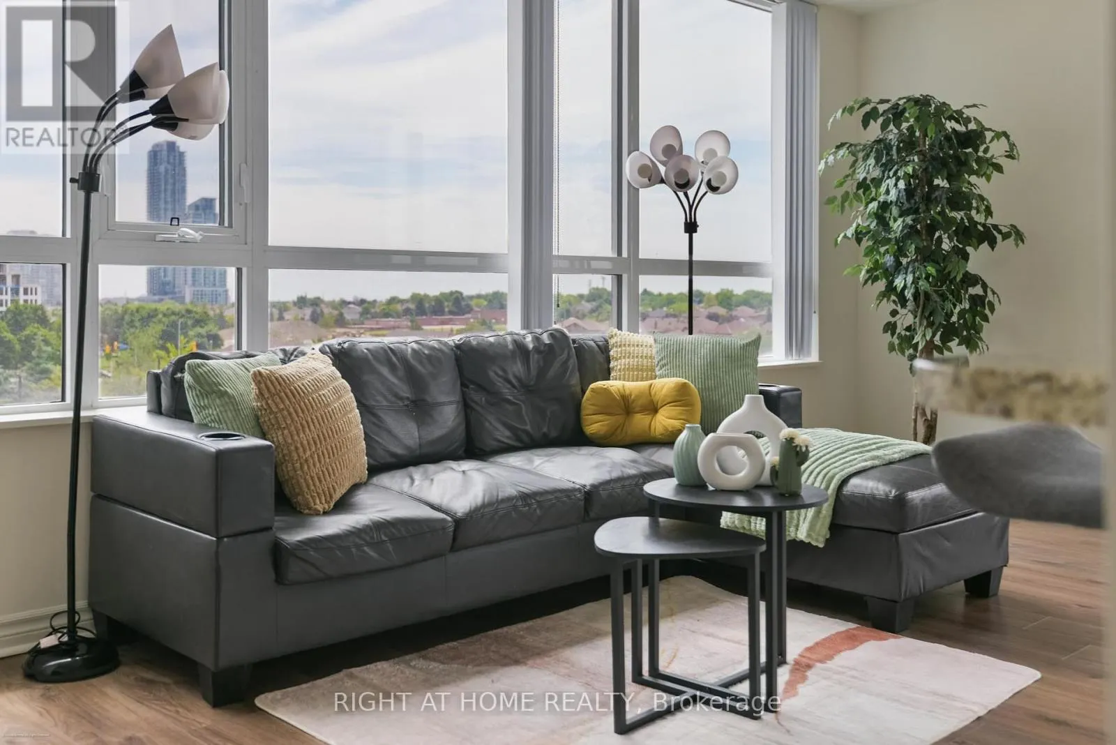 515 - 349 RATHBURN ROAD W