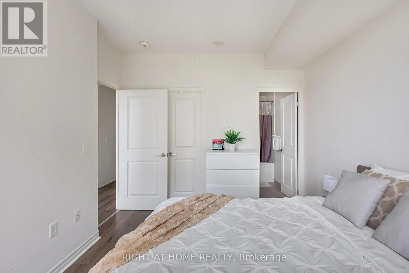 515 - 349 RATHBURN ROAD W