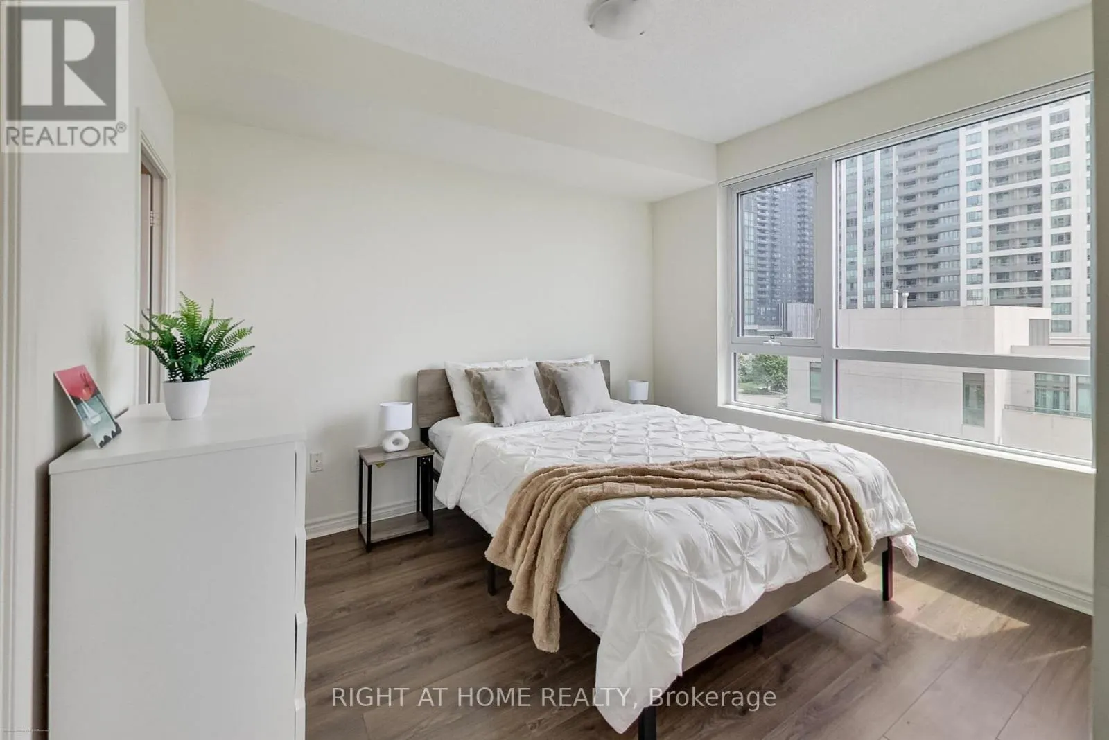 515 - 349 RATHBURN ROAD W
