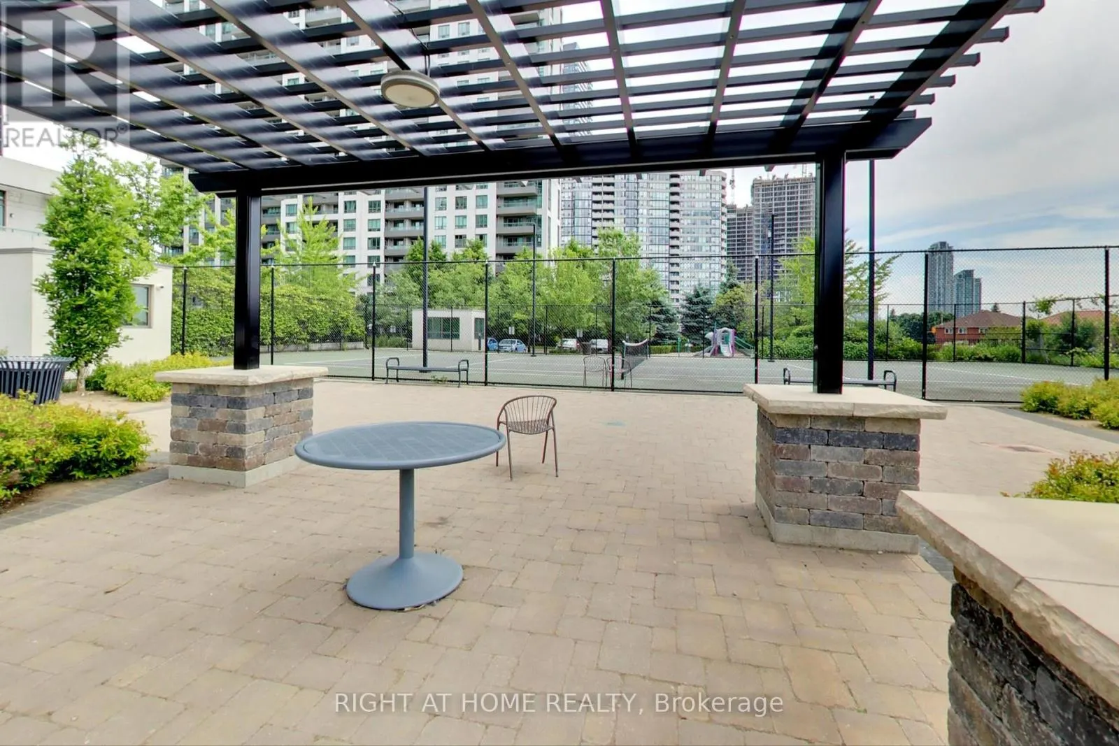 515 - 349 RATHBURN ROAD W