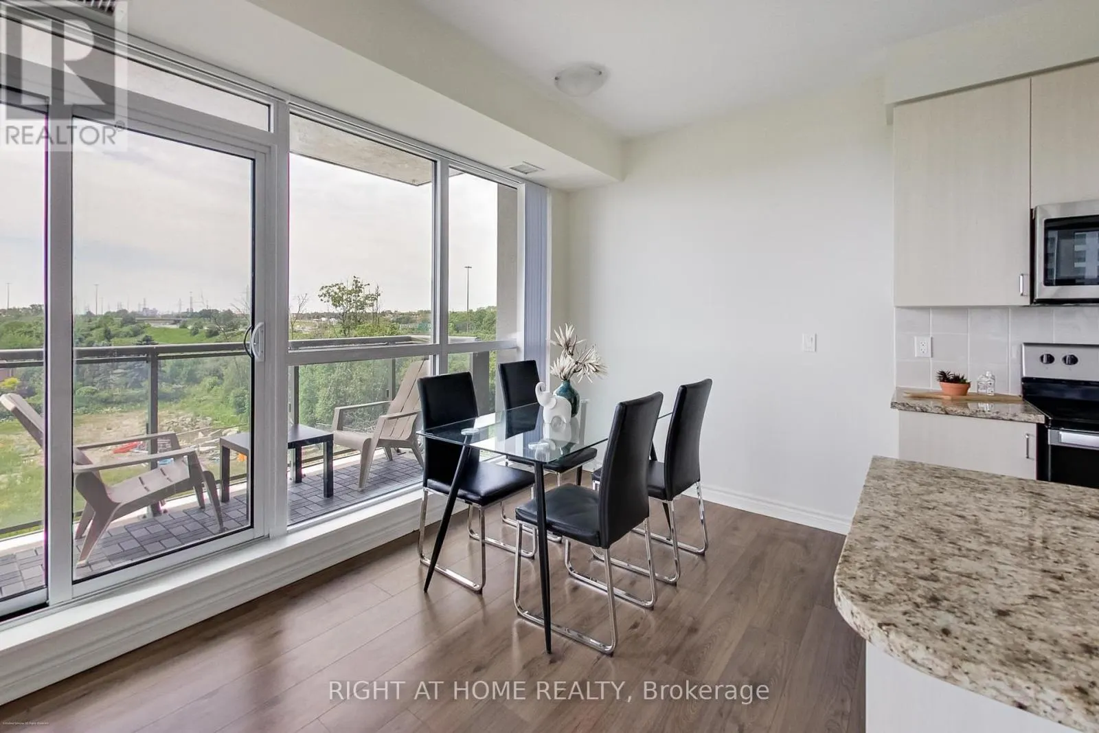 515 - 349 RATHBURN ROAD W