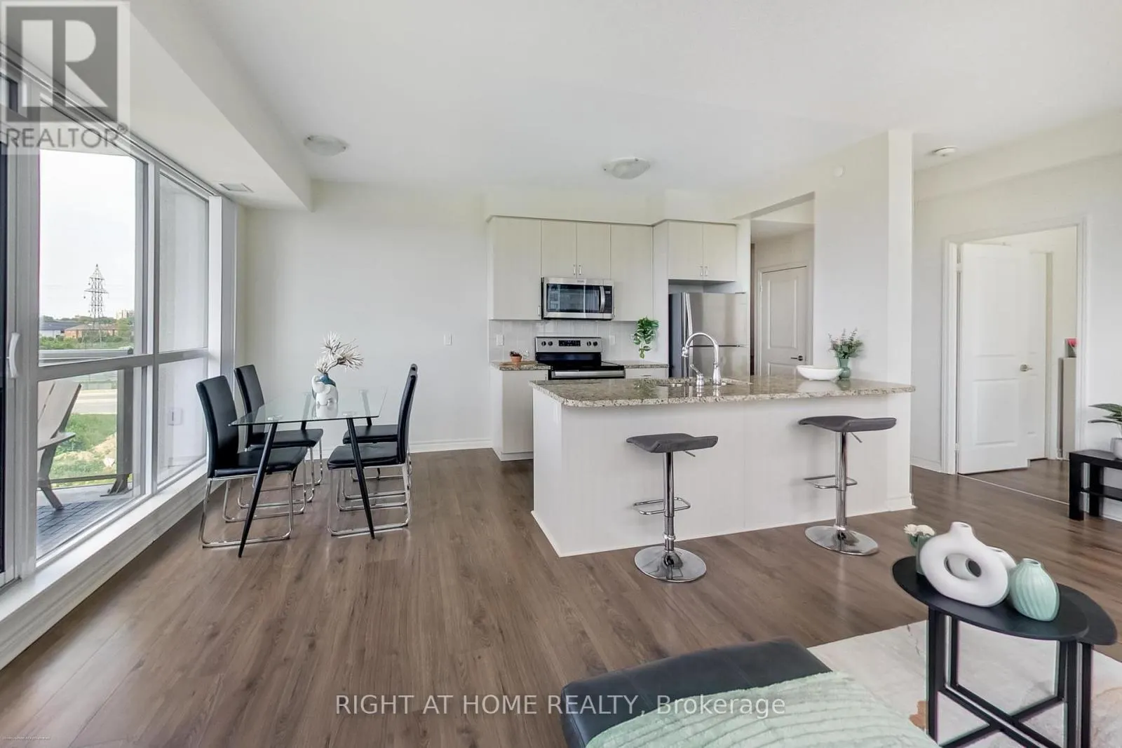 515 - 349 RATHBURN ROAD W