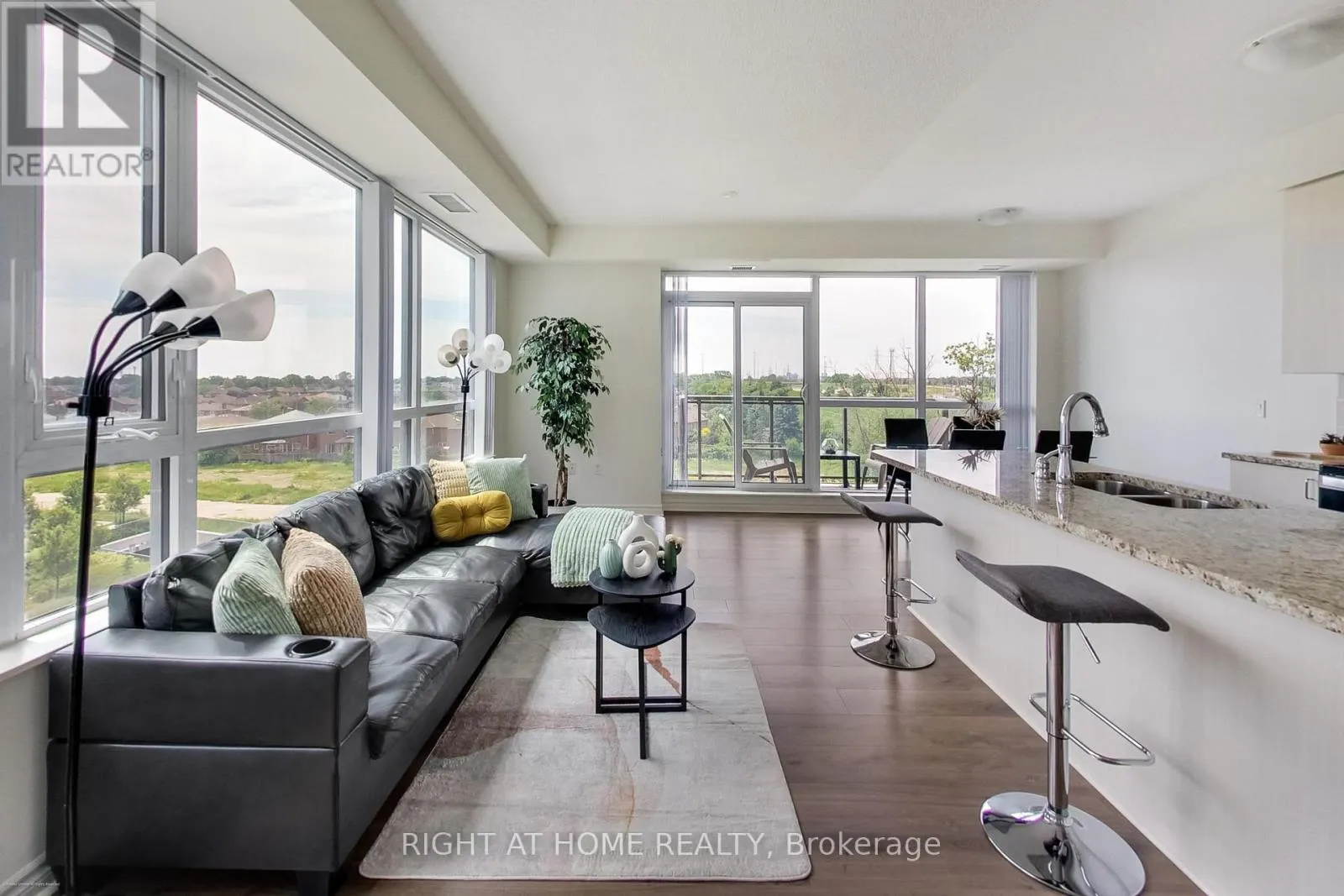515 - 349 RATHBURN ROAD W