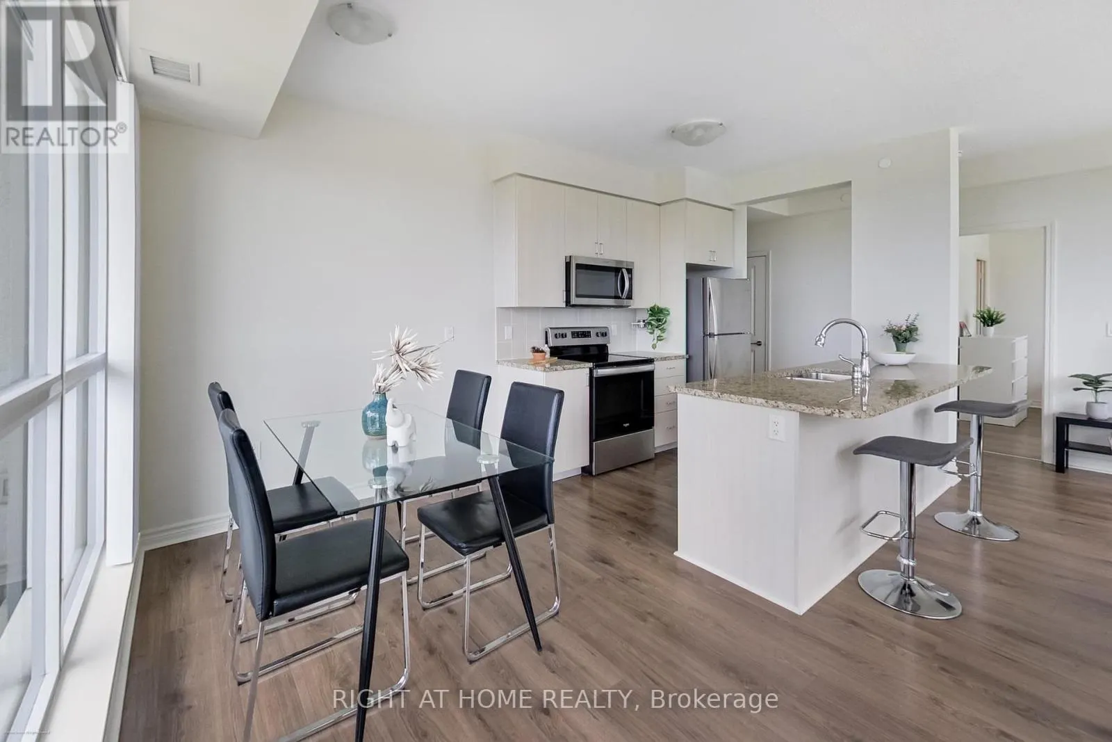 515 - 349 RATHBURN ROAD W