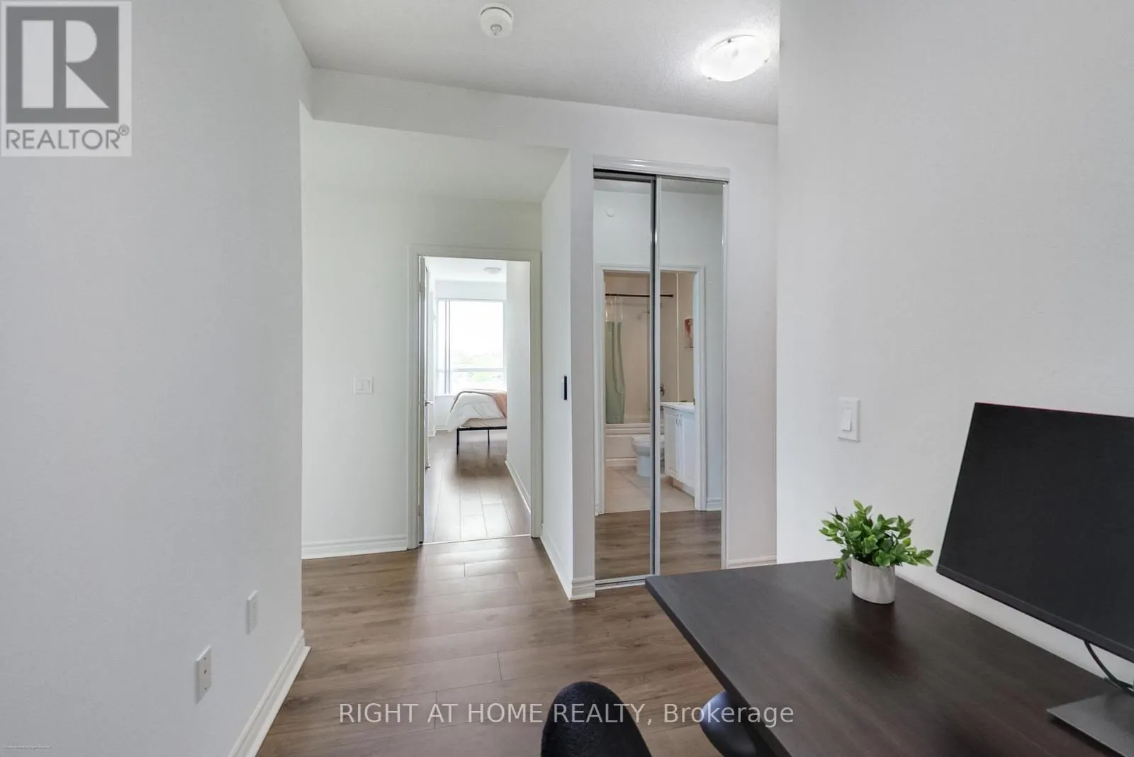 515 - 349 RATHBURN ROAD W