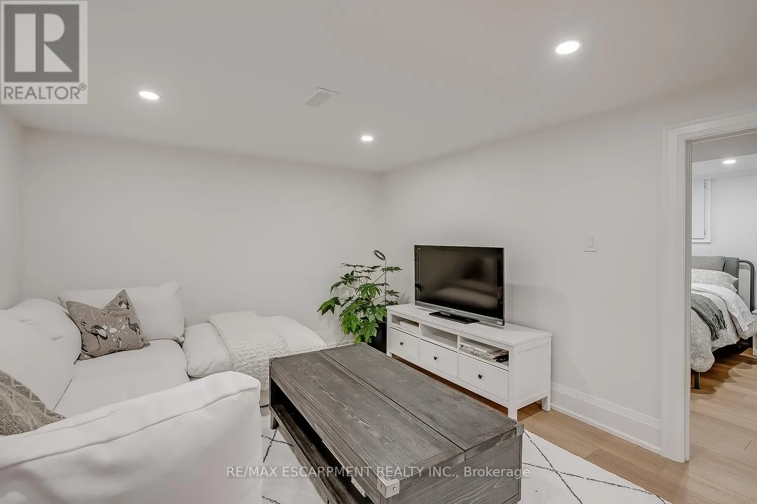 564 MAPLEHILL DRIVE
