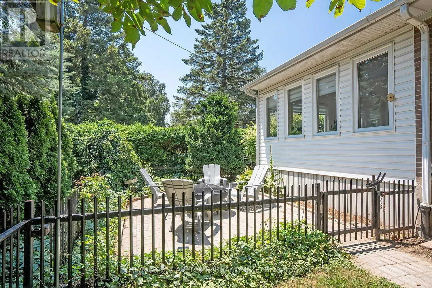 564 MAPLEHILL DRIVE