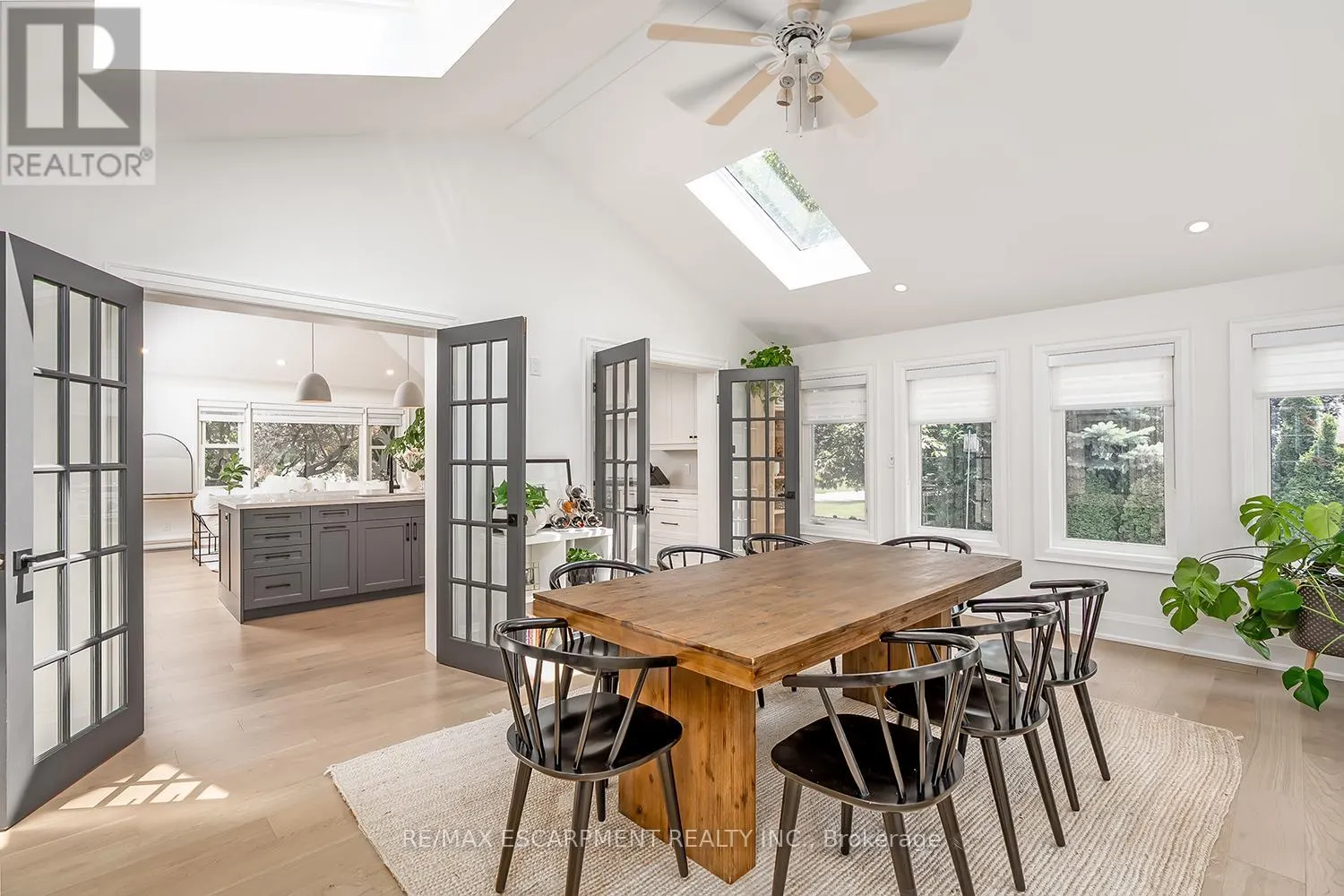 564 MAPLEHILL DRIVE