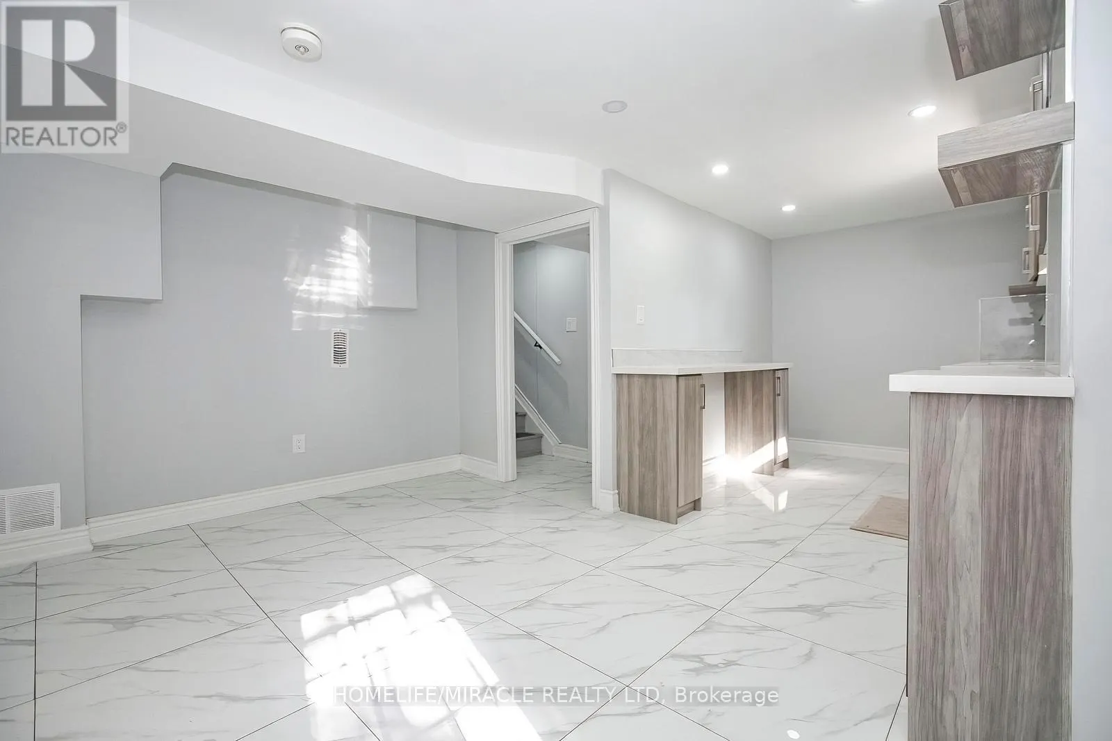 76 RAYLAWN CRESCENT