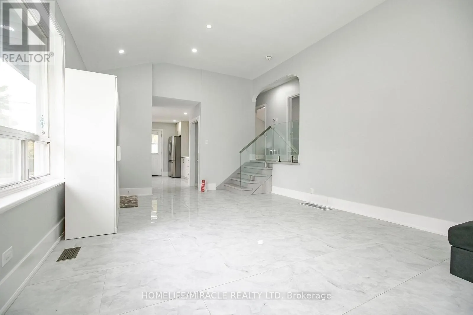 76 RAYLAWN CRESCENT