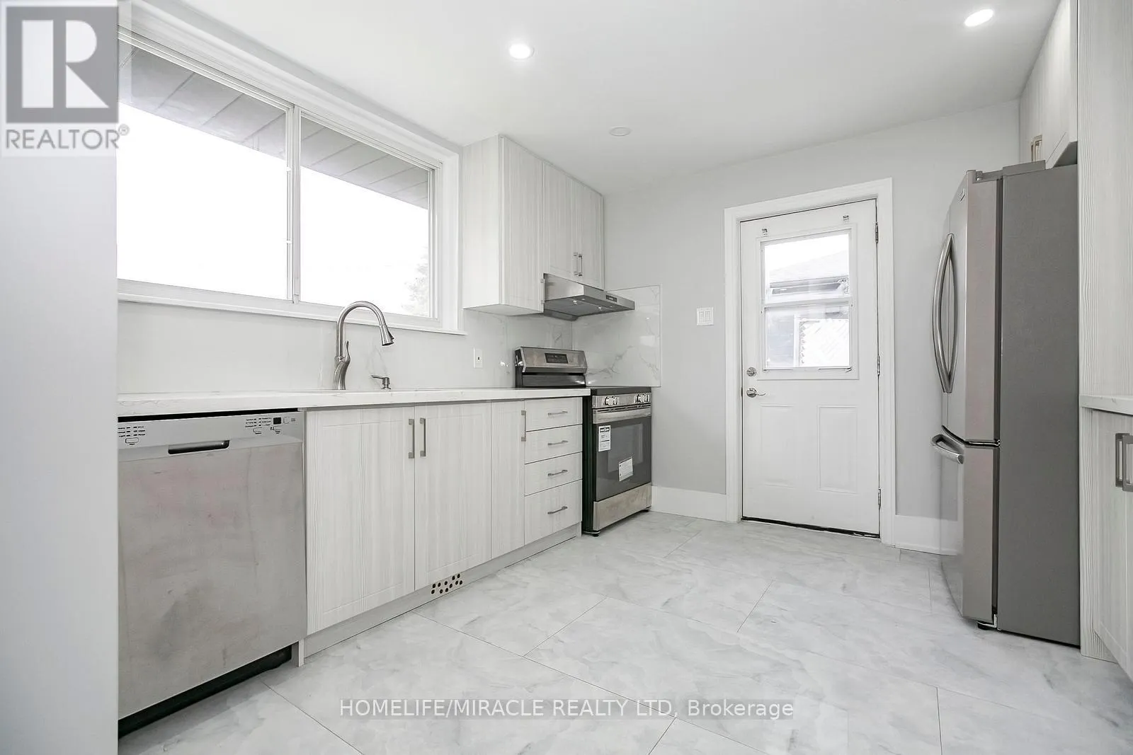 76 RAYLAWN CRESCENT