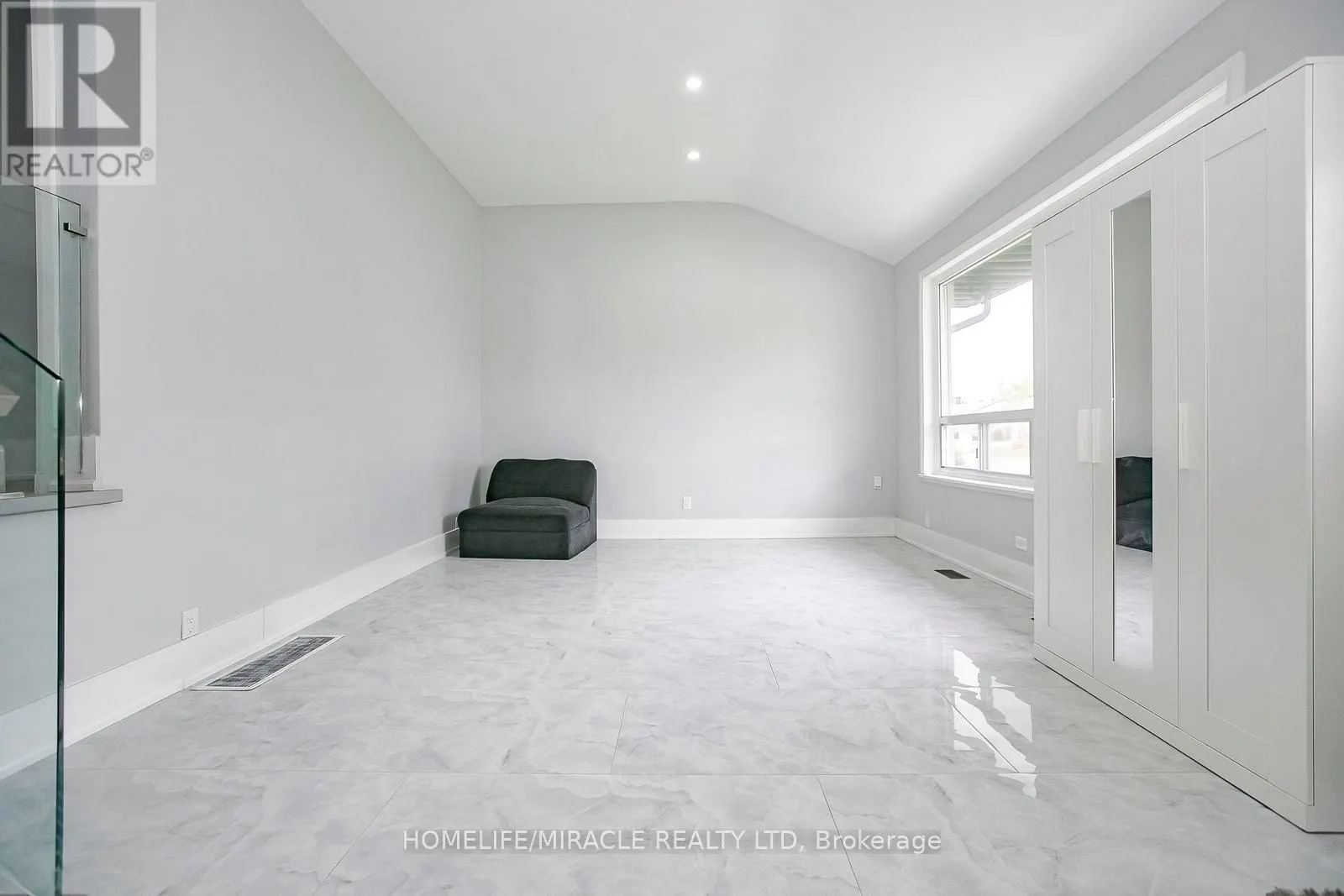 76 RAYLAWN CRESCENT