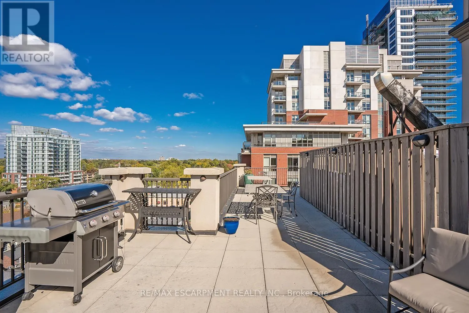 210 - 399 ELIZABETH STREET