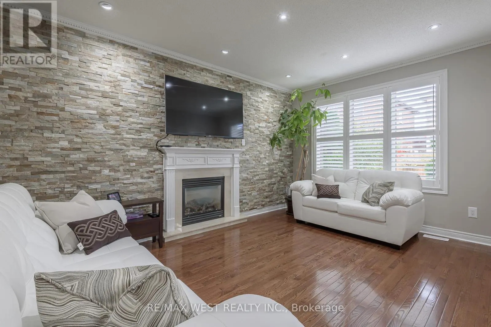 17 HAWKRIDGE TRAIL