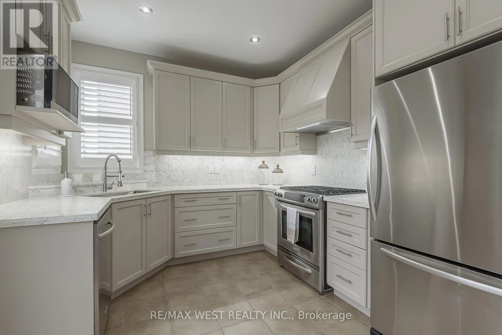 17 HAWKRIDGE TRAIL
