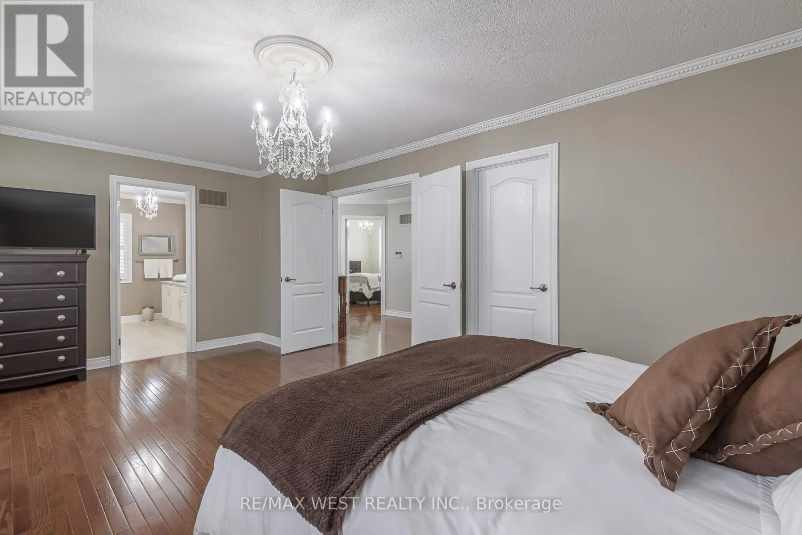 17 HAWKRIDGE TRAIL