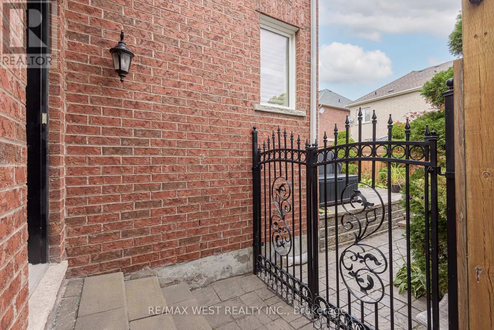 17 HAWKRIDGE TRAIL