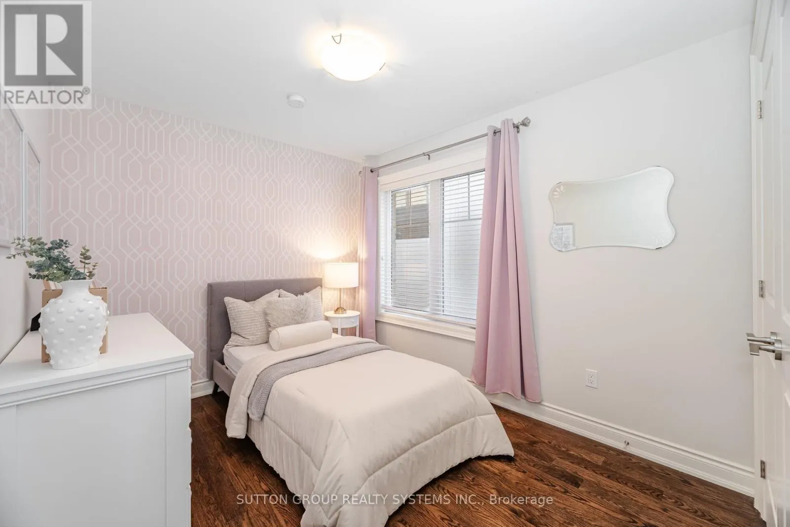 9 IROQUOIS AVENUE